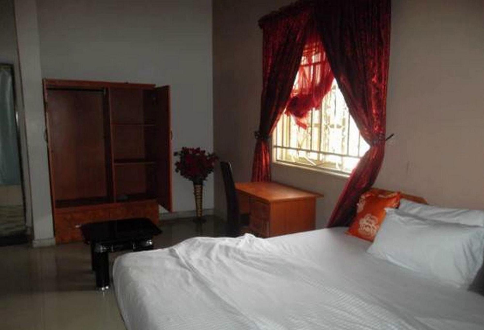 Room In Lodge - Clen-Phil Hotels And Suite Порт-Харкорт Экстерьер фото